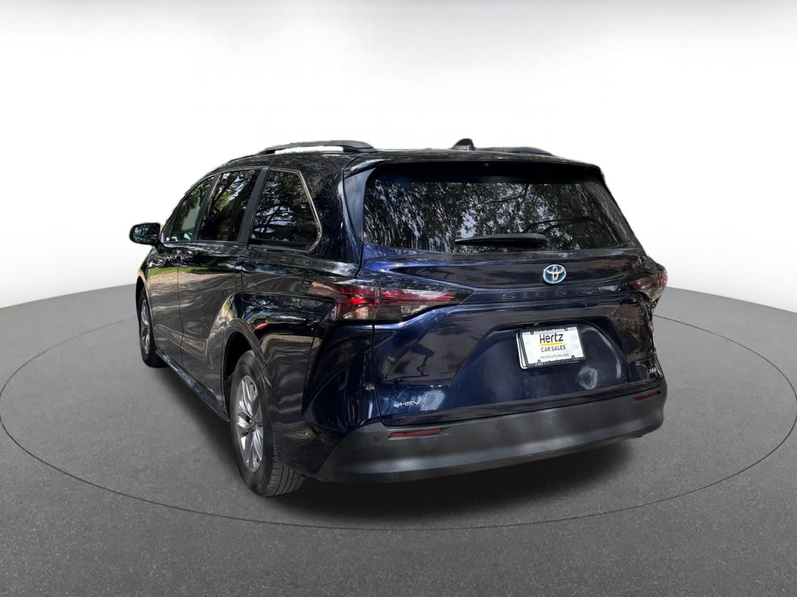 Used 2025 Toyota Sienna XLE FWD image 6