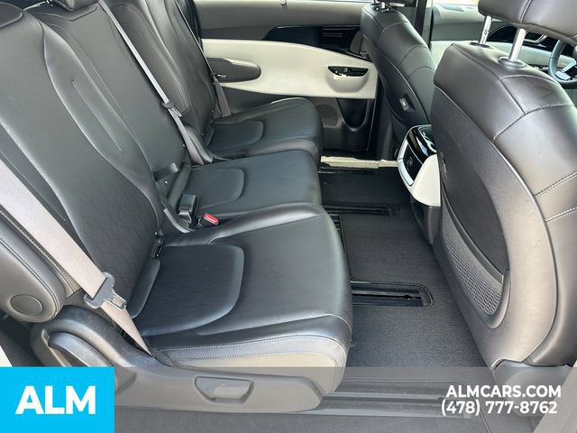 Used 2024 Kia Carnival EX FWD image 17