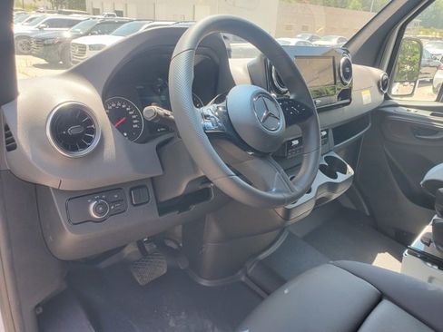 Used 2025 Mercedes-Benz Sprinter 2500 image 21