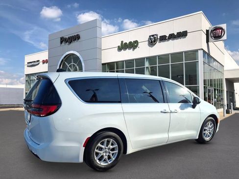 Used 2023 Chrysler Voyager LX FWD image 2