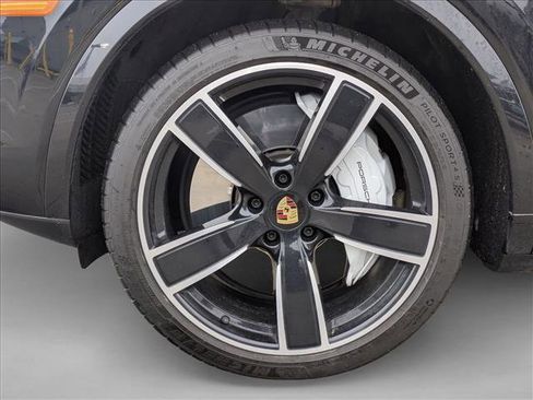 Used 2022 Porsche Cayenne Turbo image 9