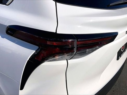 Used 2024 Toyota Sienna LE image 7