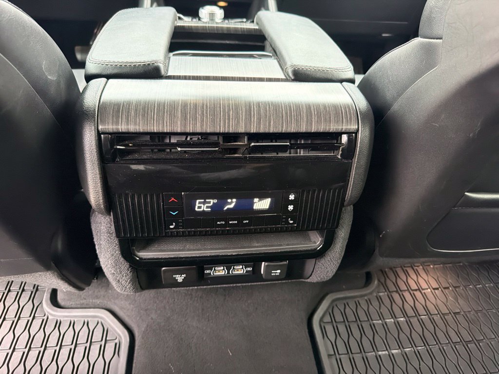 Used 2024 Jeep Wagoneer L Series II w/ Flexible Seating Group AWD/4WD image 17