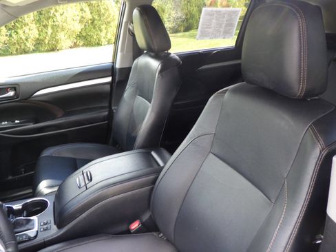 Used 2019 Toyota Highlander XLE image 12