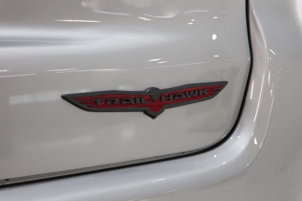 Used 2025 Jeep Compass Trailhawk AWD/4WD image 12