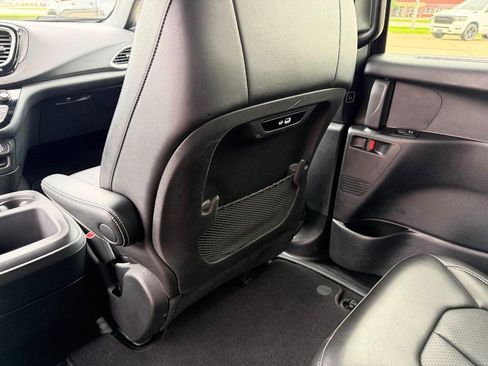Used 2025 Chrysler Pacifica Select FWD image 20