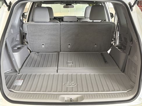 Used 2019 Toyota Highlander LE AWD/4WD image 37