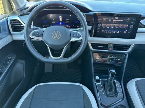 Certified 2025 Volkswagen Taos SE image 30