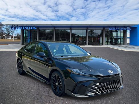 Used 2025 Toyota Camry SE FWD image 1