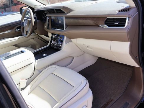 Used 2021 GMC Yukon Denali w/ Denali Premium Package image 13