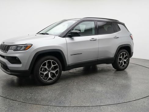 Used 2025 Jeep Compass Limited AWD/4WD image 3