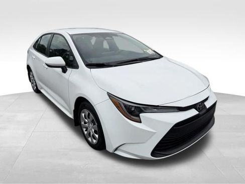 Used 2025 Toyota Corolla LE FWD image 2