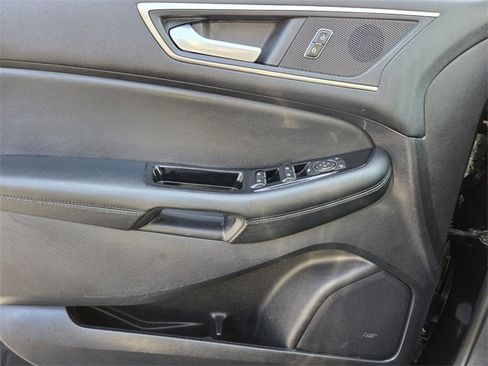Used 2020 Ford Edge SEL image 25