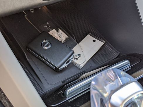 Certified 2024 Volvo XC40 B5 Ultimate w/ Climate Package AWD/4WD image 19