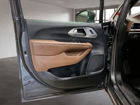 Used 2021 Chrysler Pacifica Limited w/ Uconnect Theater Family Group FWD image 19