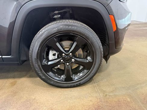 Used 2023 Jeep Grand Cherokee L Laredo image 89