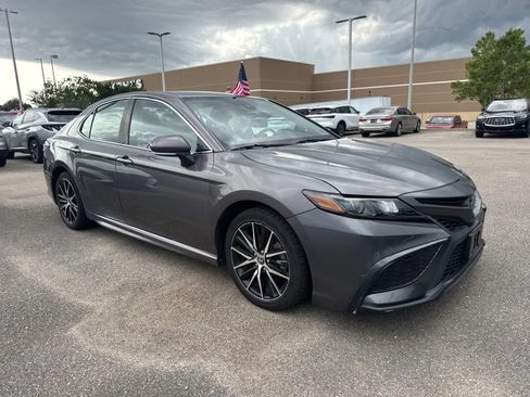 Used 2023 Toyota Camry SE FWD image 3