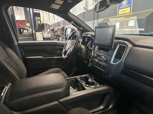 Used 2018 Nissan Titan SV w/ SV Convenience Package image 18