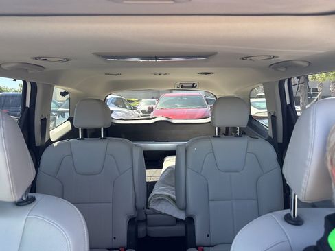 Used 2023 Kia Telluride EX w/ EX Captain's Chair Package image 4