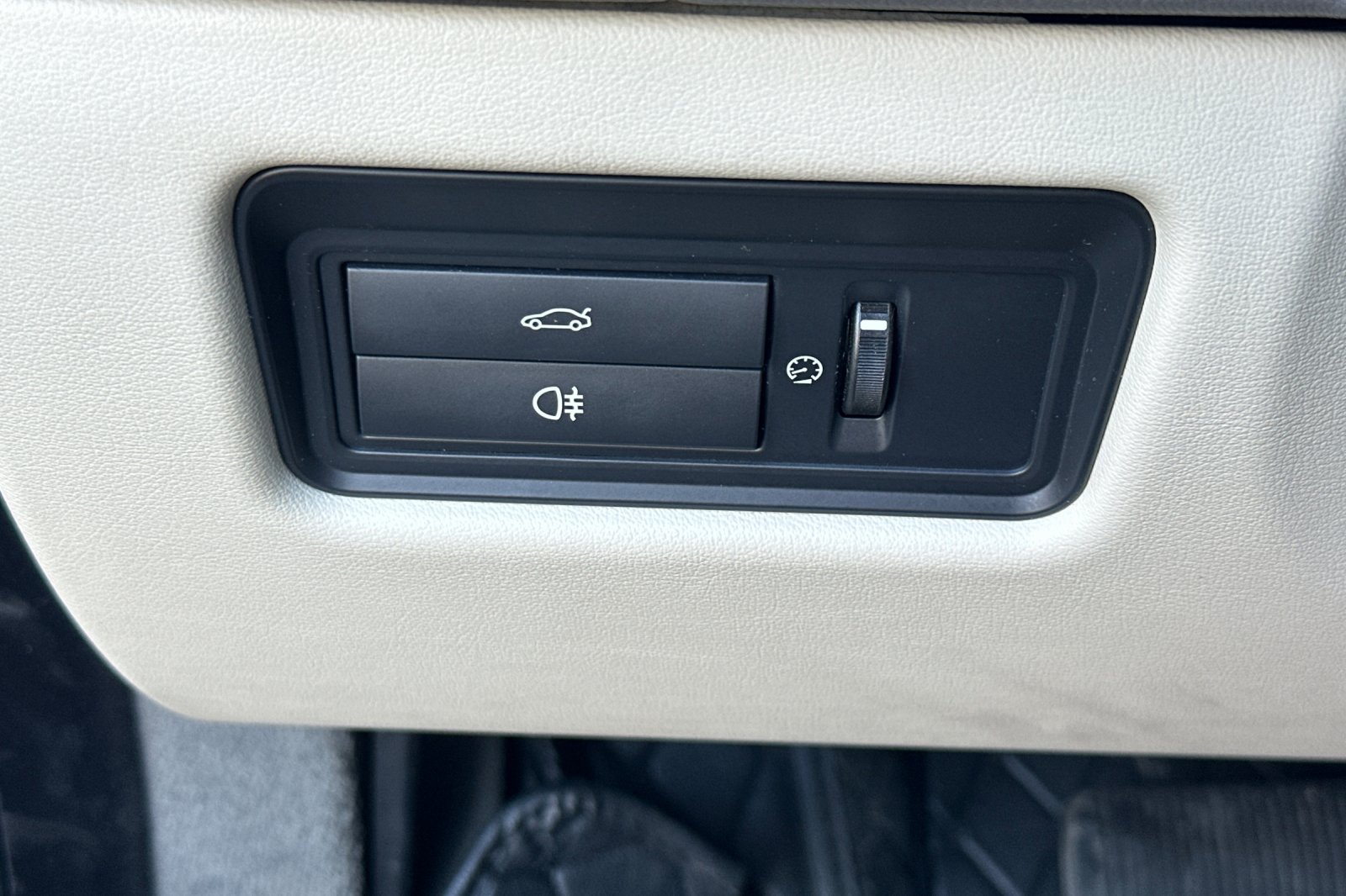 Used 2016 Jaguar XJ R-Sport RWD image 40