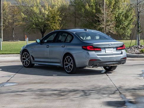 Certified 2022 BMW 530e w/ Premium Package image 3