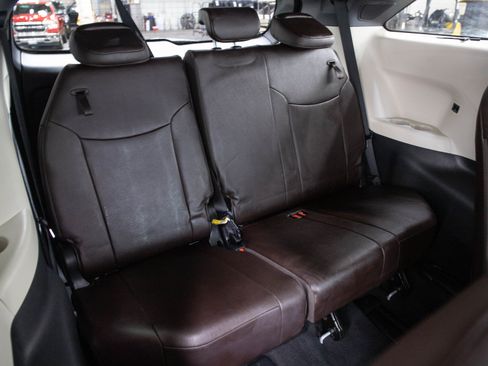 Used 2024 Toyota Sienna Platinum AWD/4WD image 15