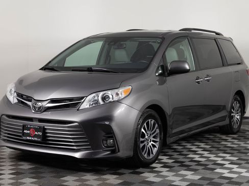 Used 2019 Toyota Sienna XLE FWD image 2