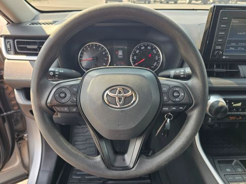 Used 2022 Toyota RAV4 LE AWD/4WD image 21