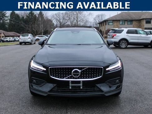 Used 2025 Volvo V60 B5 Cross Country Plus image 3