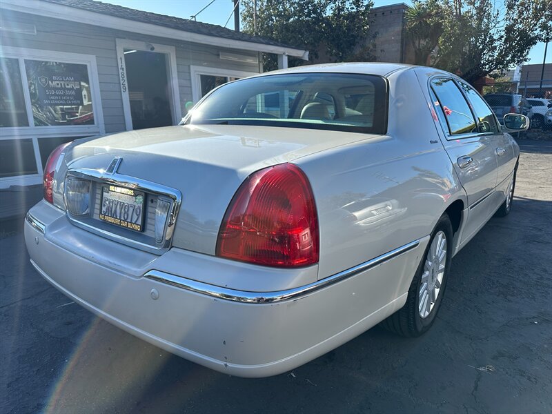 Used 2004 Lincoln Town Car Ultimate RWD image 5