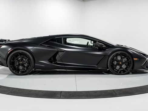 Used 2024 Lamborghini Revuelto image 2