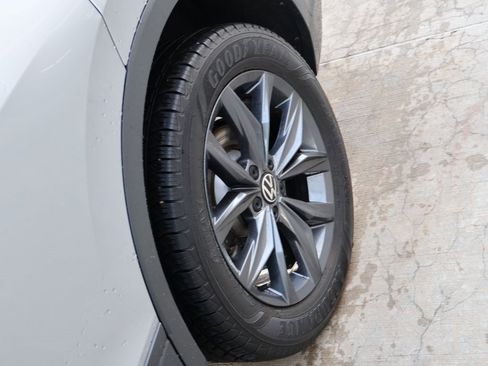 Used 2022 Volkswagen Tiguan SE w/ Panoramic Sunroof Package image 40