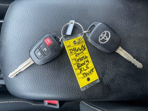 Used 2015 Toyota RAV4 XLE AWD/4WD image 30