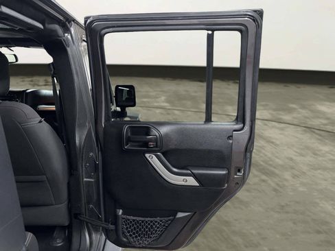 Used 2016 Jeep Wrangler Unlimited Sahara w/ Connectivity Group AWD/4WD image 17