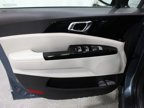 Used 2023 Kia Carnival EX FWD image 6