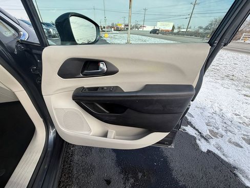 Used 2020 Chrysler Pacifica Touring-L image 21