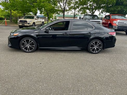 Used 2020 Toyota Camry SE w/ Sunroof Package FWD image 4