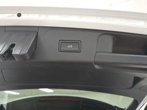 Used 2025 Volkswagen Atlas SE FWD image 11
