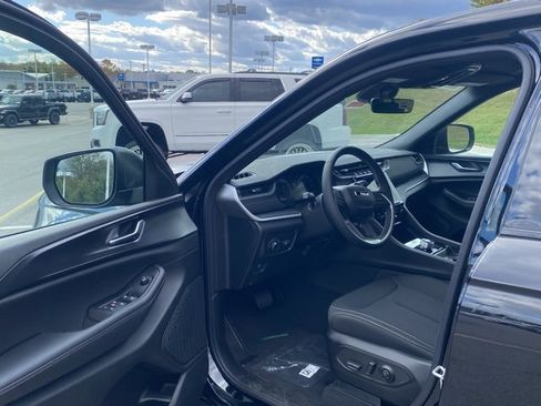 New 2025 Jeep Grand Cherokee Laredo X w/ Luxury Tech Group I image 14