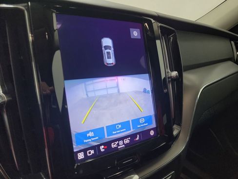 Certified 2025 Volvo XC40 B5 Plus image 29