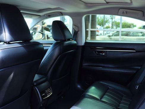 Used 2016 Lexus ES 350 w/ Luxury Package w/Wood Trim image 35