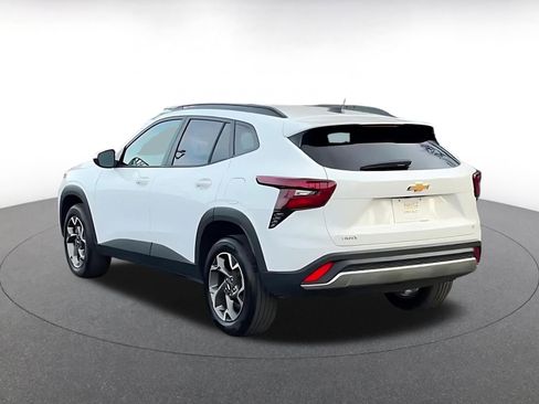 Used 2025 Chevrolet Trax LT w/ LT Convenience Package image 11
