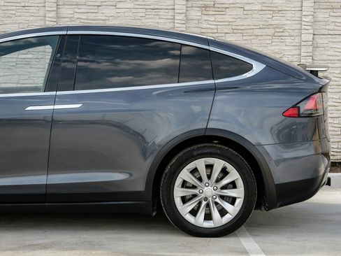 Used 2019 Tesla Model X 75D image 16
