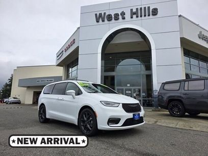 Certified 2021 Chrysler Pacifica Touring-L w/ Uconnect Theater Family Group