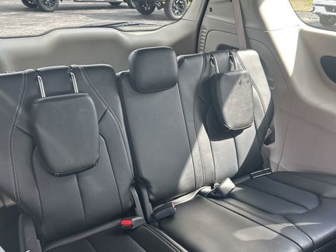 Used 2023 Chrysler Pacifica Touring-L FWD image 48