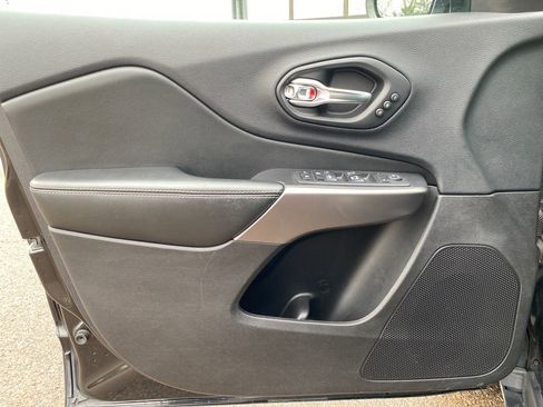 Used 2020 Jeep Cherokee Limited image 23