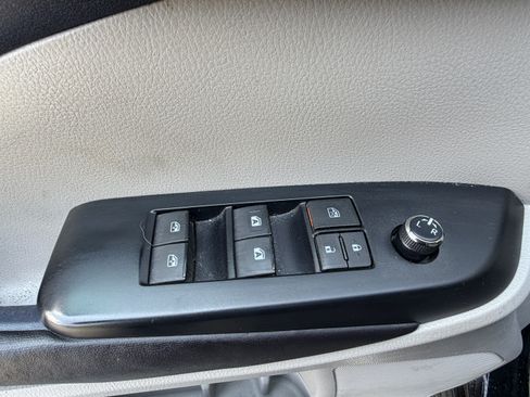 Used 2017 Toyota Highlander Plus FWD image 14