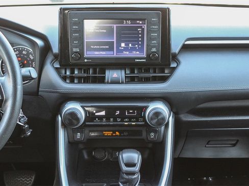 Used 2021 Toyota RAV4 LE image 17