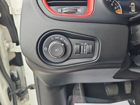 Used 2023 Jeep Renegade Latitude w/ Sun/Sound Group AWD/4WD image 27