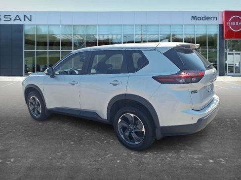 Certified 2025 Nissan Rogue SV FWD image 6